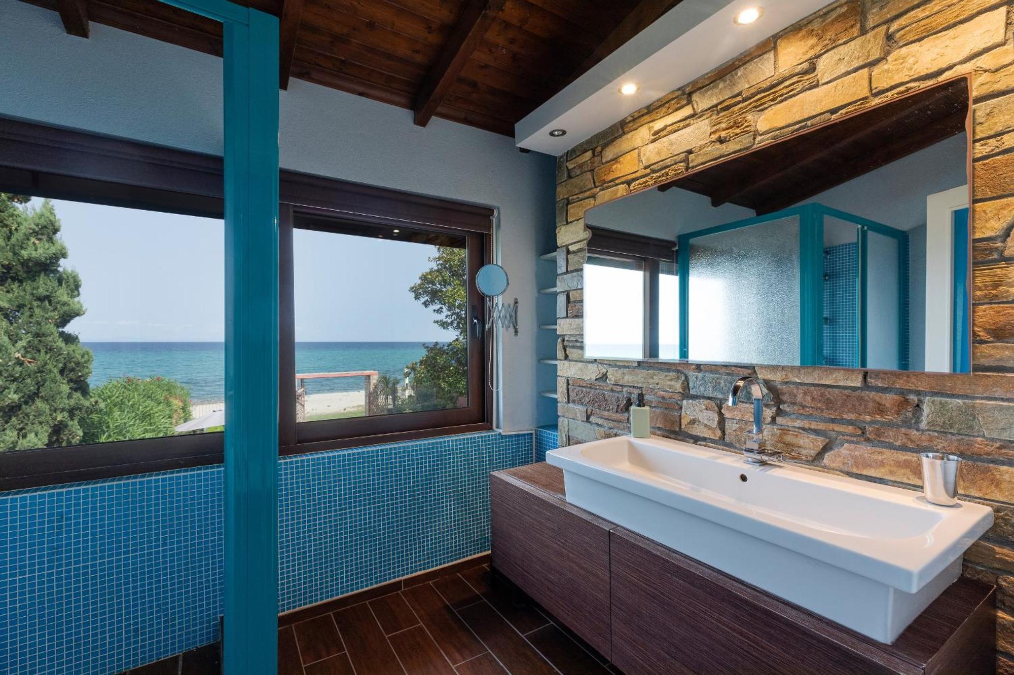 Efharis Beachfront Villa ปลาตาโมนาส ภายนอก รูปภาพ