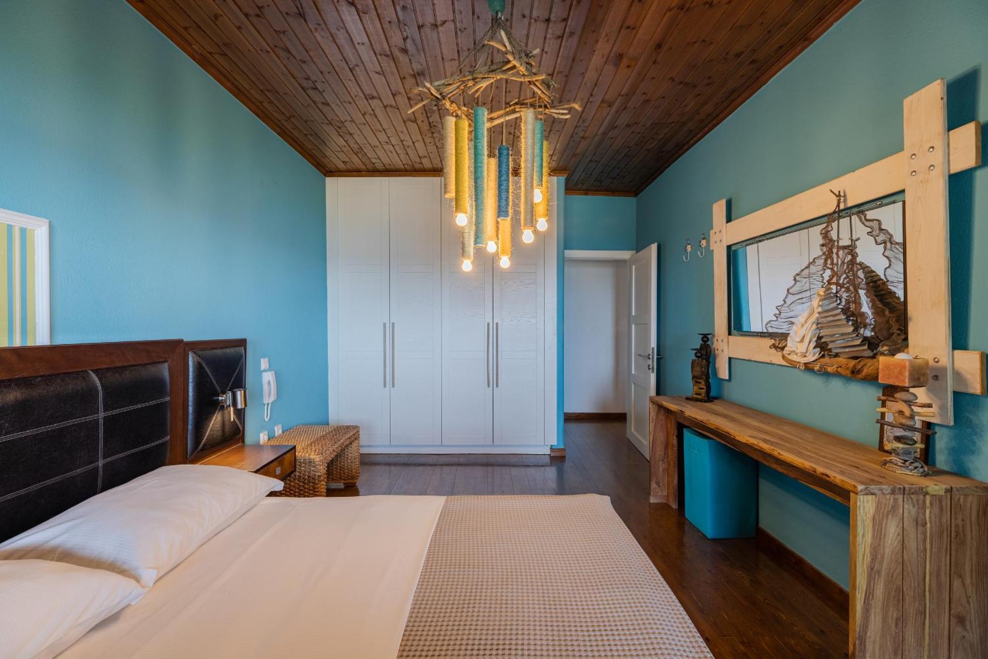 Efharis Beachfront Villa ปลาตาโมนาส ภายนอก รูปภาพ