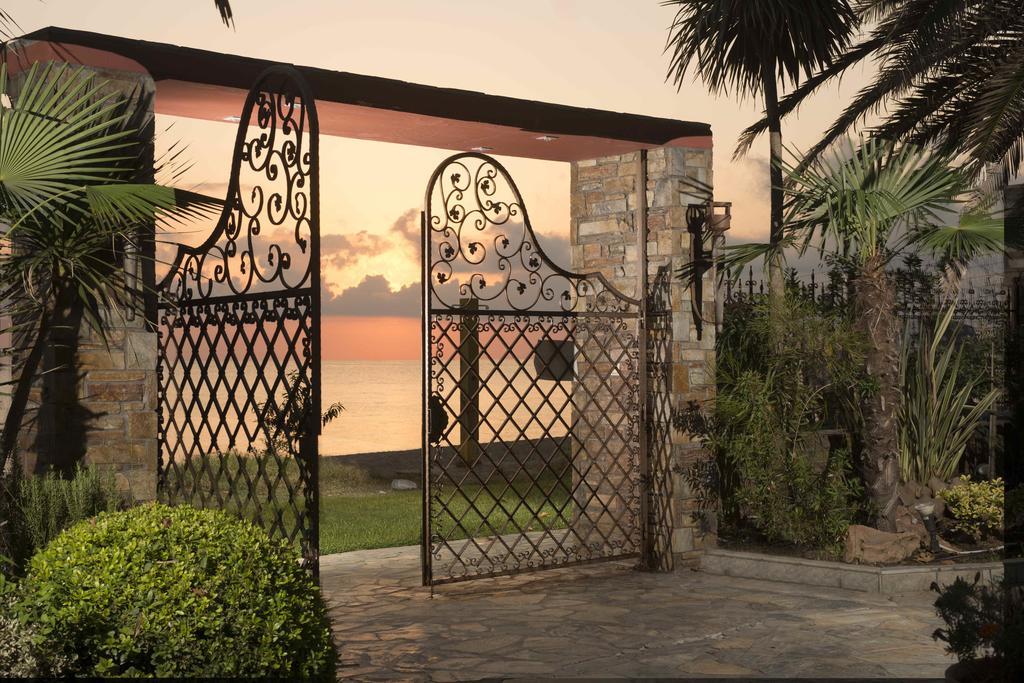 Efharis Beachfront Villa ปลาตาโมนาส ภายนอก รูปภาพ